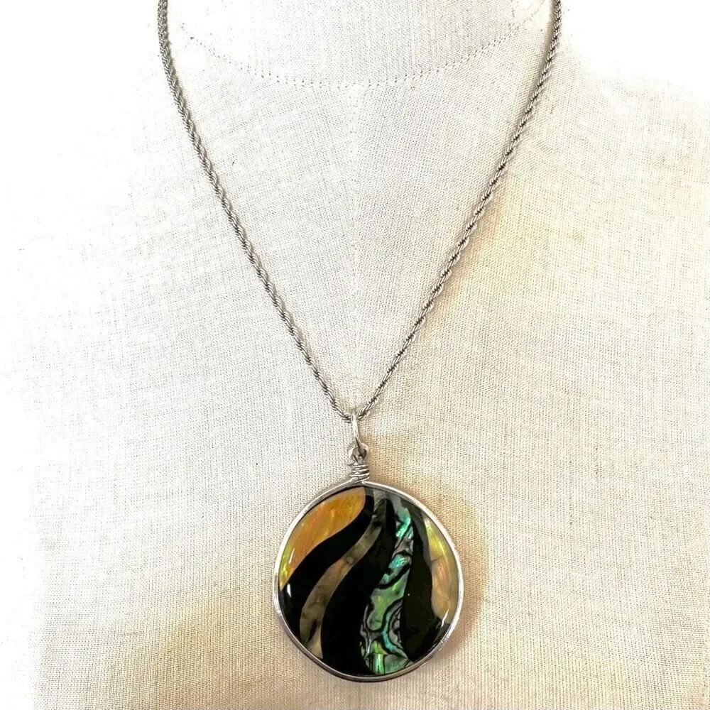 Round abalone pendant necklace
